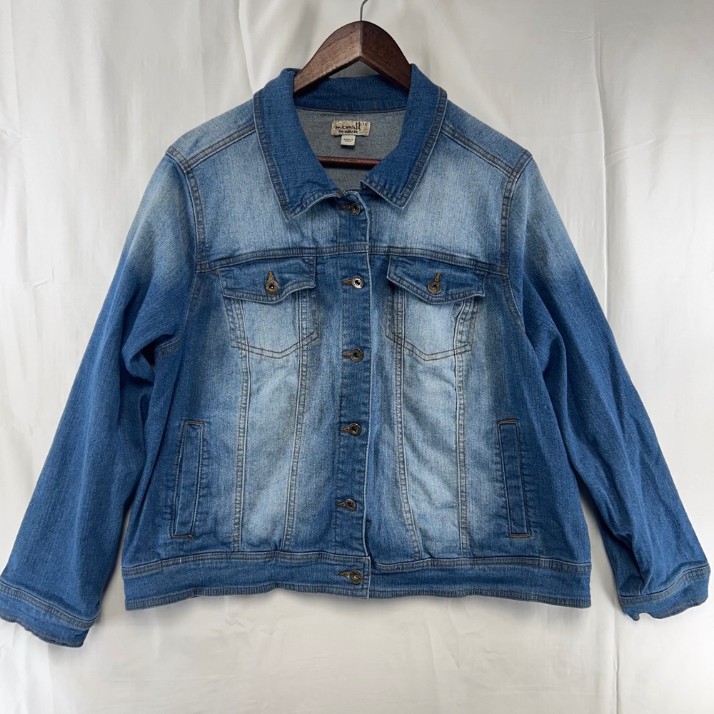 One World Denim Jacket Womens 1X Blue‎ Medium Wash Faded Button Front Trucker
